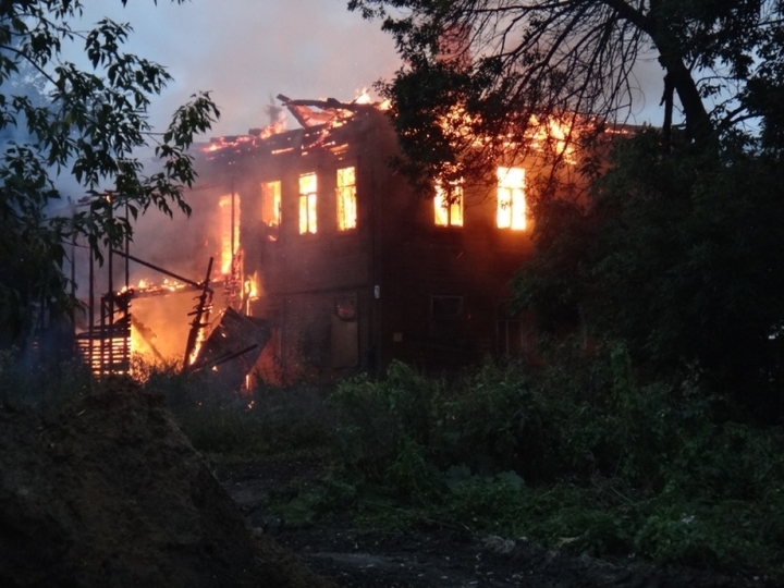 В Ярославле пожарные практически 5 часов тушили нежилой дом
