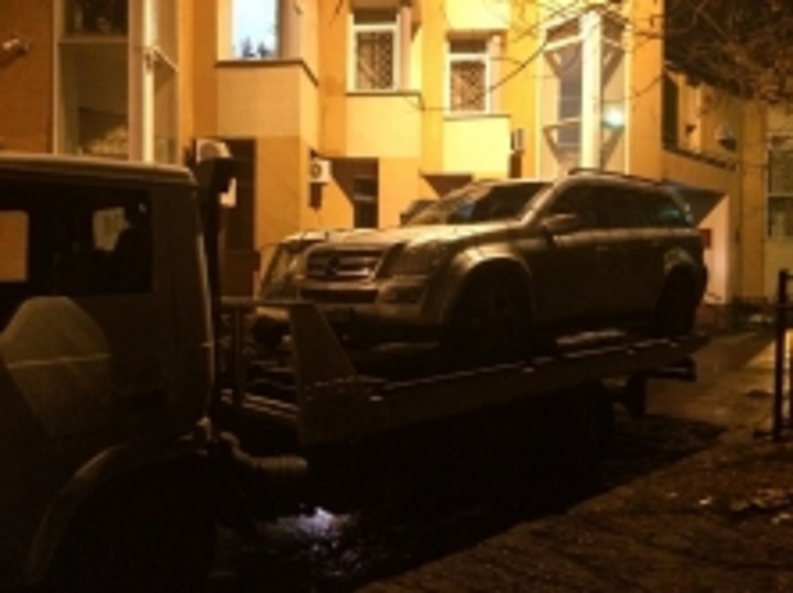 В Ярославле должник прокатил судебного пристава на капоте автомобиля В Ярославле должник прокатил судебного пристава на капоте автомобиля
