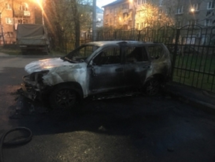 Машины в пламени: ночью в Ярославле и Рыбинске полыхали иномарки
